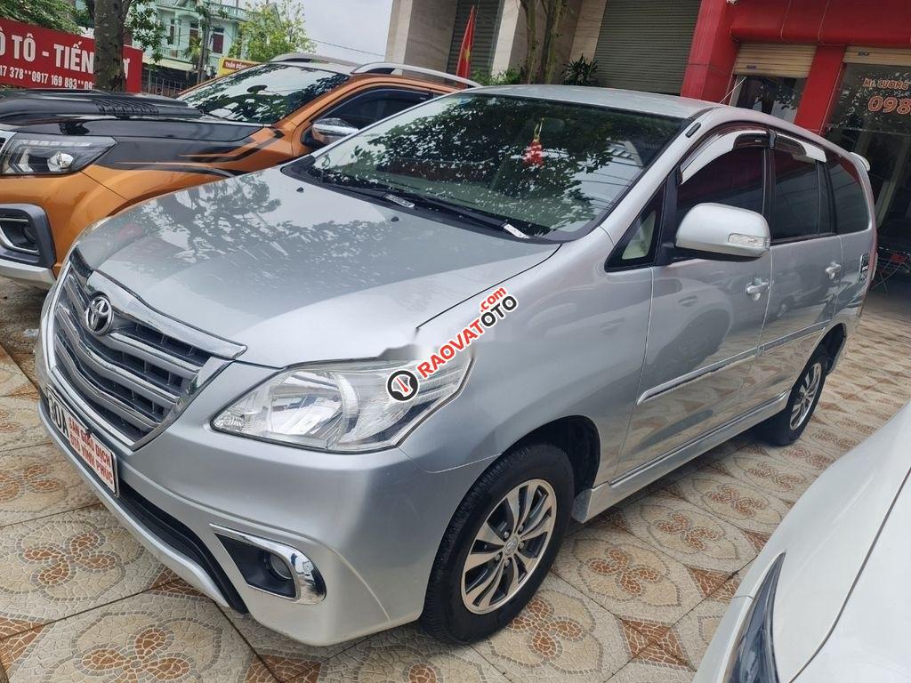 Bán Toyota Innova G 2016, màu bạc số sàn-9