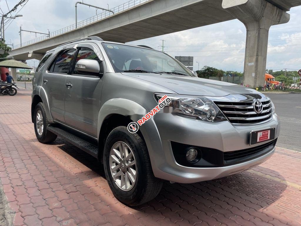 Cần bán xe Toyota Fortuner 2.7V 2013, màu bạc còn mới-1