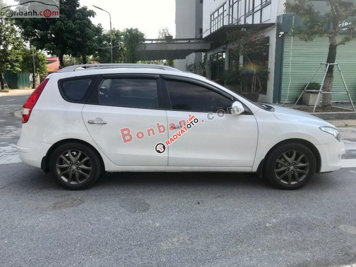 Cần bán lại xe Hyundai i30 CW 1.6 AT sản xuất 2011, màu trắng, nhập khẩu số tự động-0
