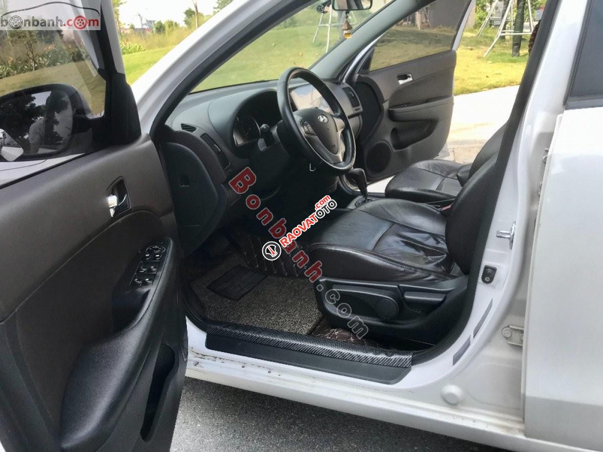 Cần bán lại xe Hyundai i30 CW 1.6 AT sản xuất 2011, màu trắng, nhập khẩu số tự động-3