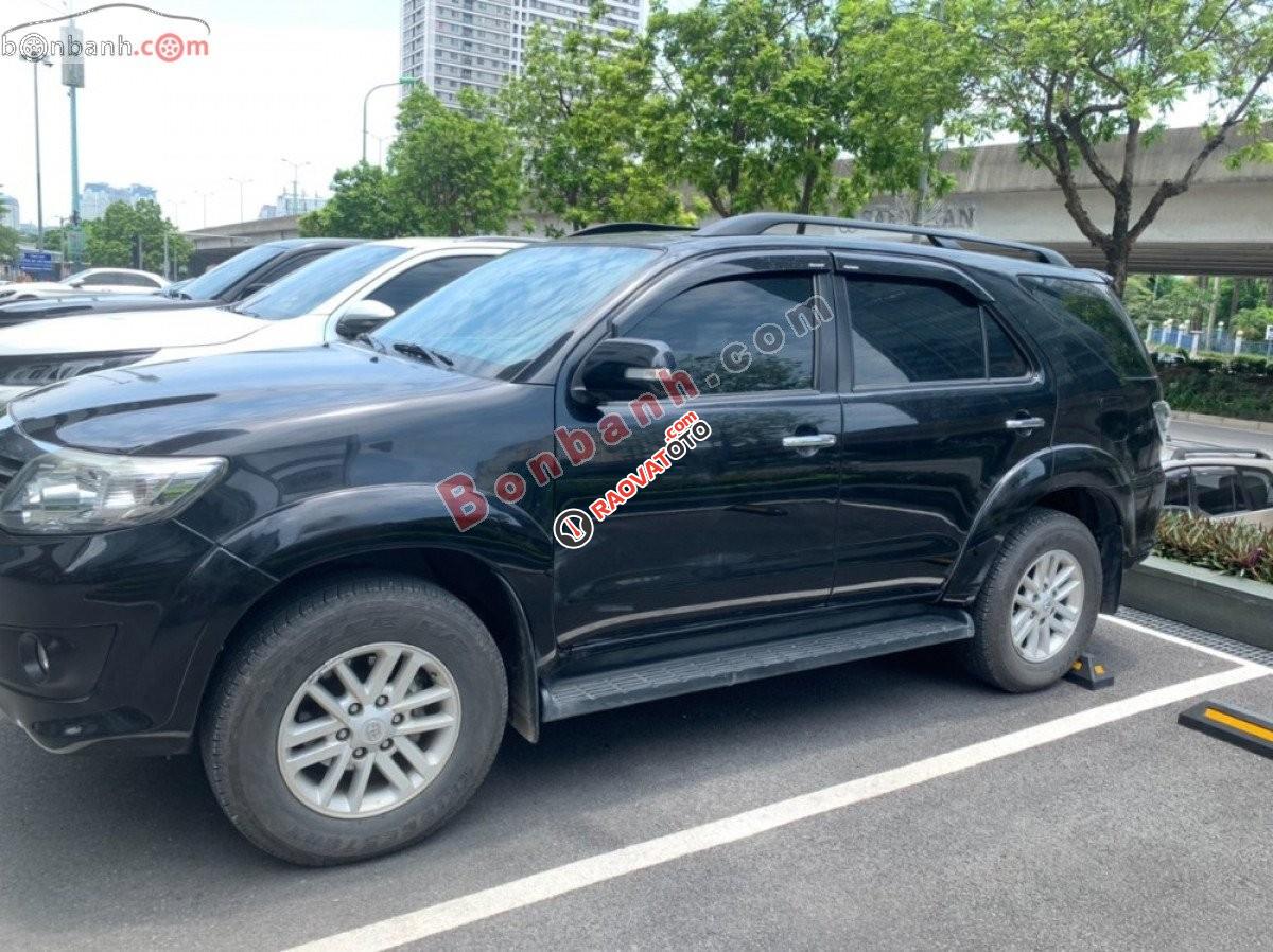 Cần bán xe Toyota Fortuner V năm 2012, màu đen còn mới-9