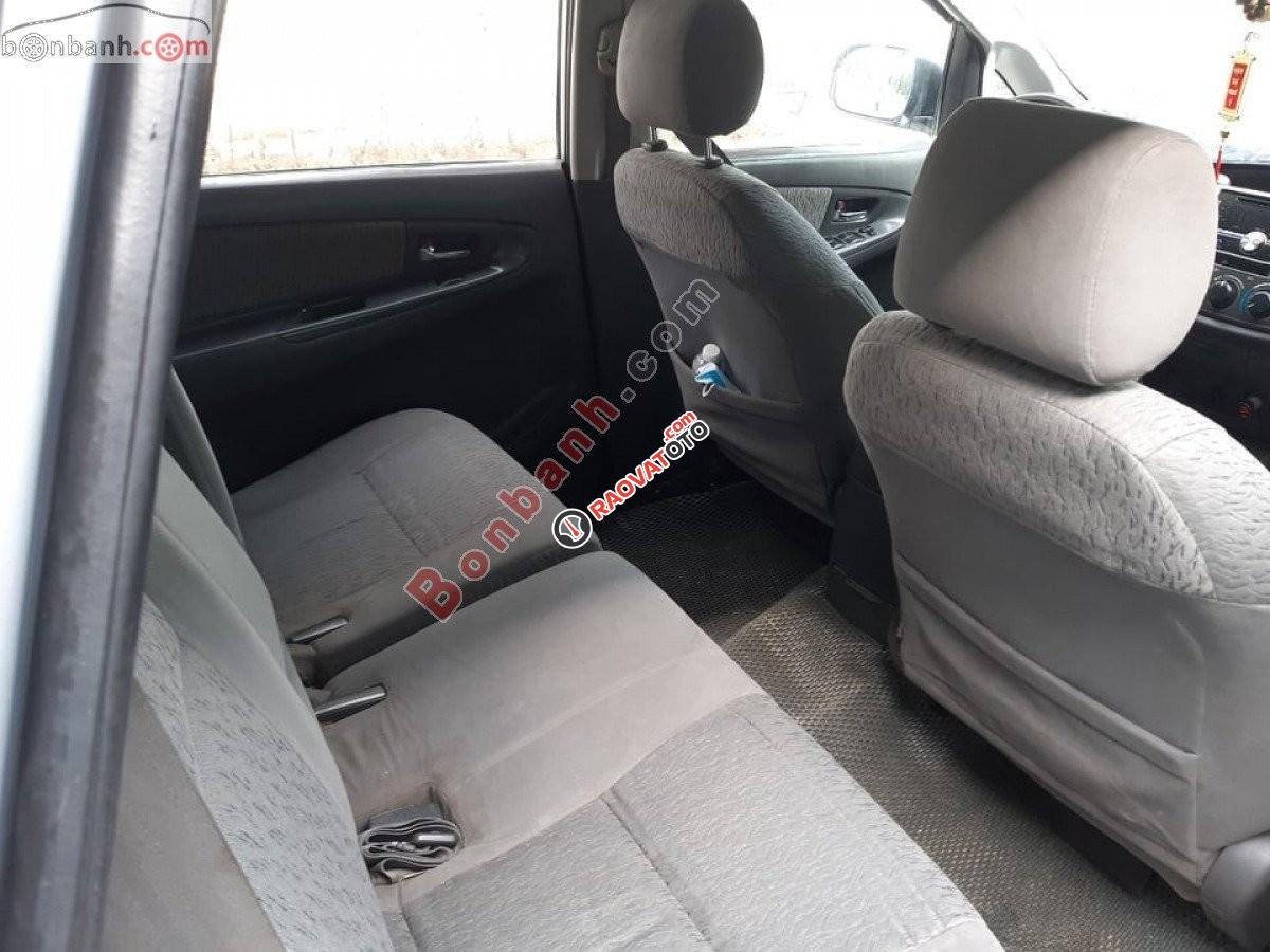 Bán xe Toyota Innova E sản xuất 2012, màu bạc-4