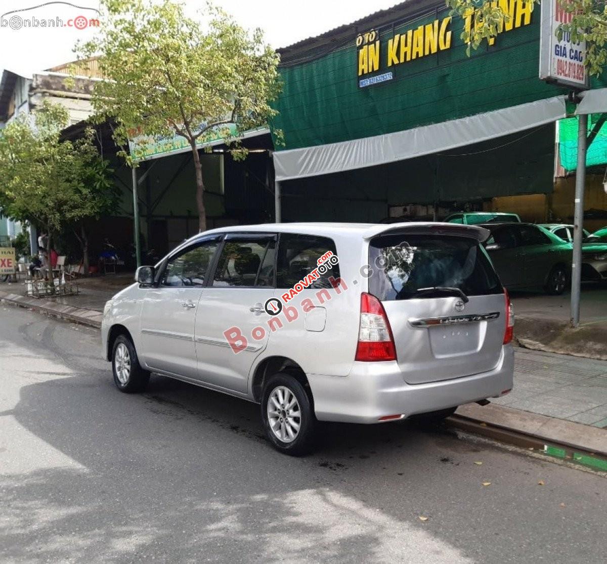 Bán xe Toyota Innova E sản xuất 2012, màu bạc-2