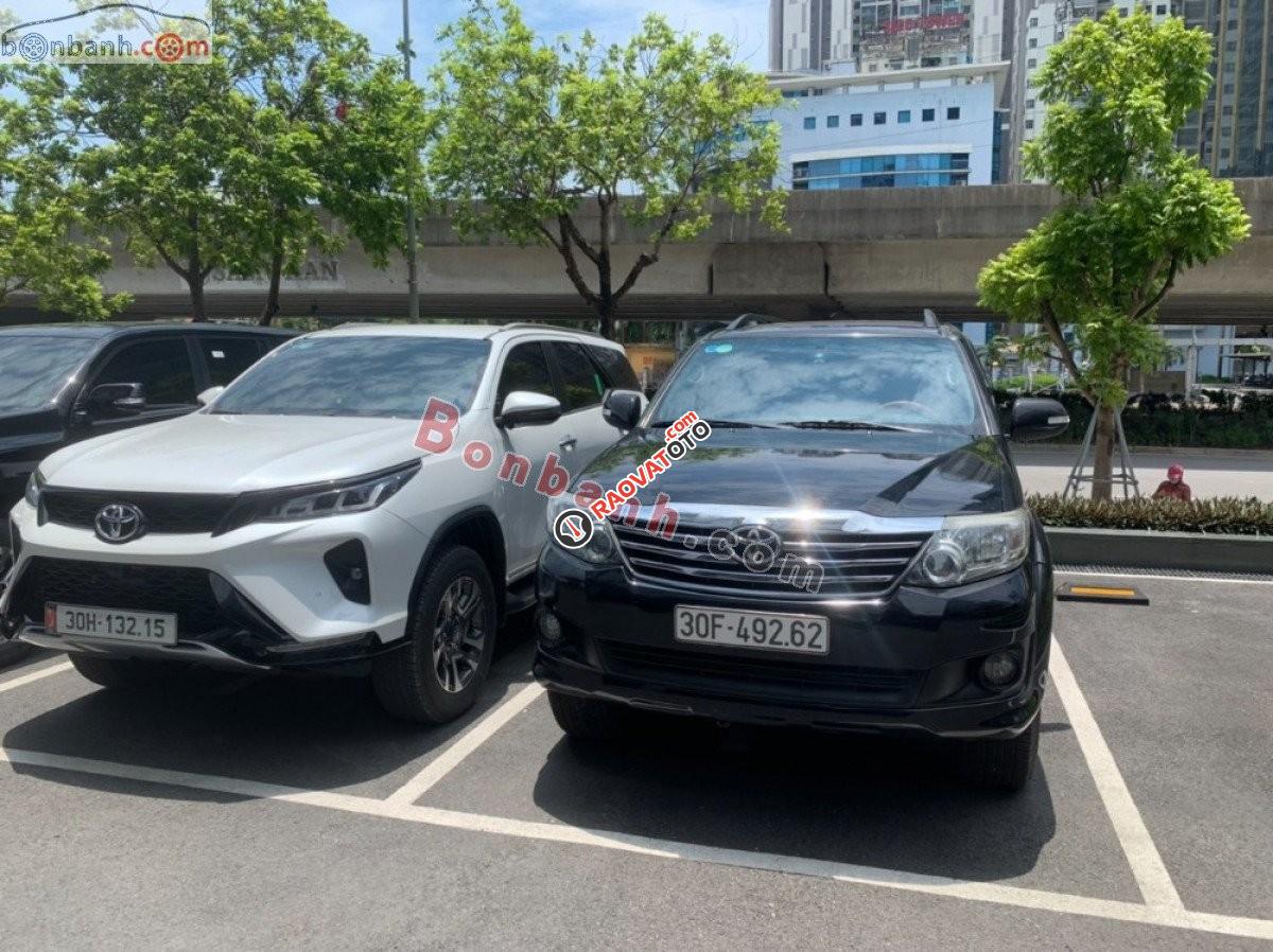 Cần bán xe Toyota Fortuner V năm 2012, màu đen còn mới-1