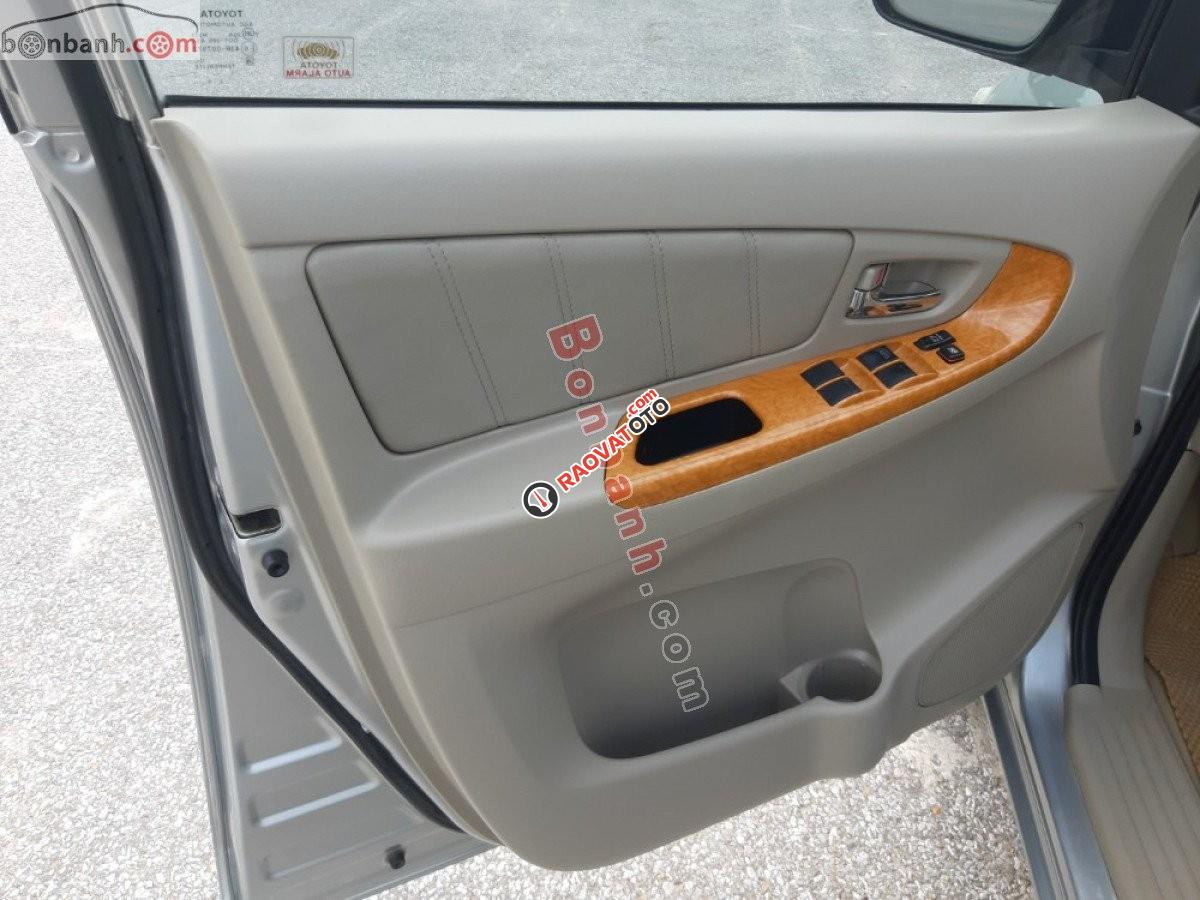 Bán xe Toyota Innova V đời 2011, màu bạc  -5
