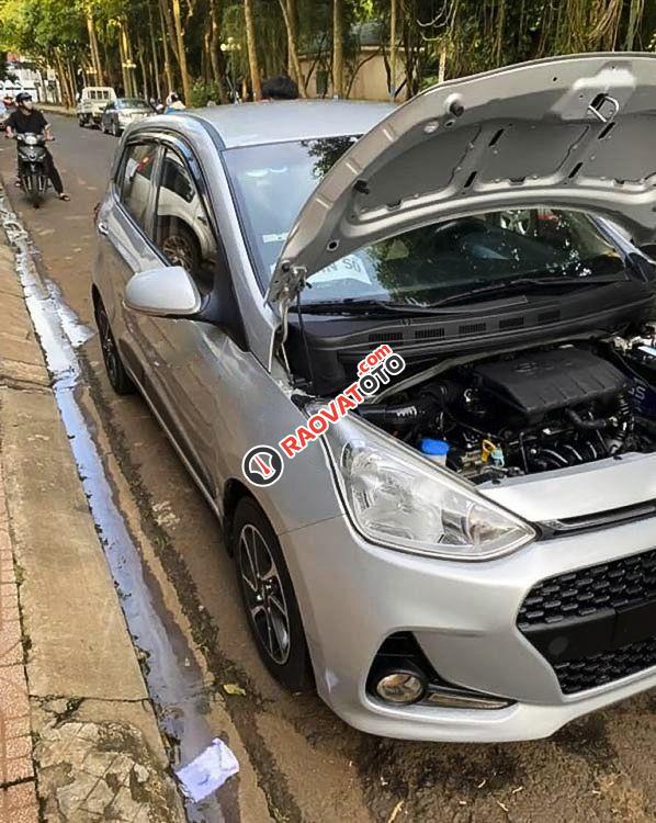 Bán Hyundai Grand i10 1.0 MT đời 2017, màu bạc còn mới-2