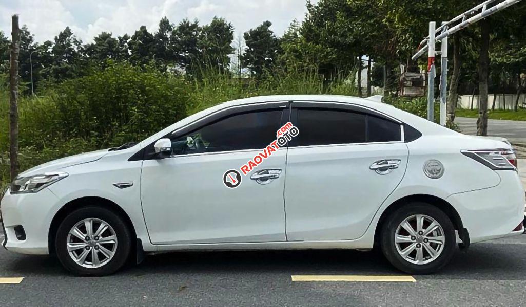 Cần bán Toyota Vios J đời 2014, màu trắng còn mới, giá tốt-1