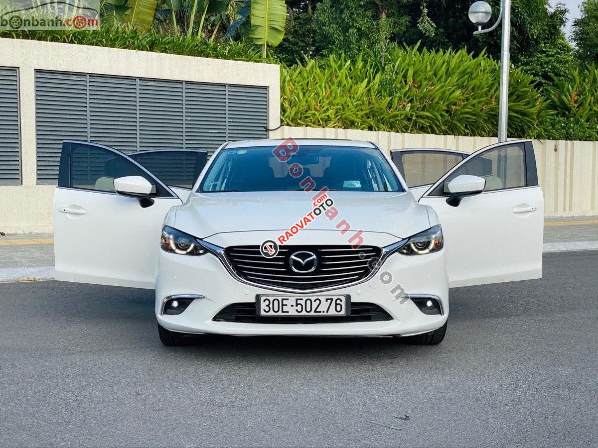 Cần bán lại xe Mazda 6 2.0L Premium đời 2017, màu trắng, 695tr-0