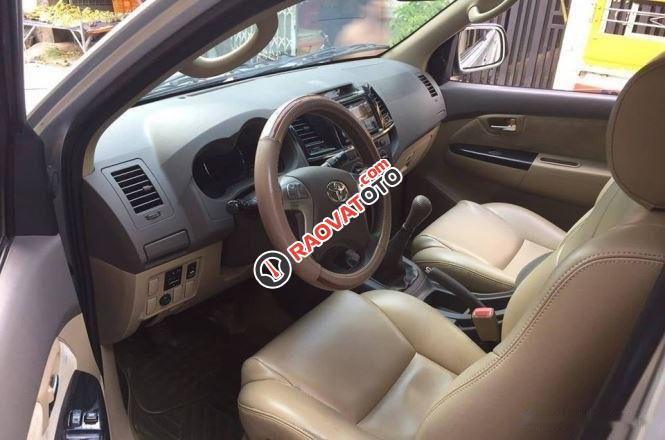 Bán Toyota Fortuner 2.7V năm sản xuất 2014, màu bạc chính chủ giá cạnh tranh-2