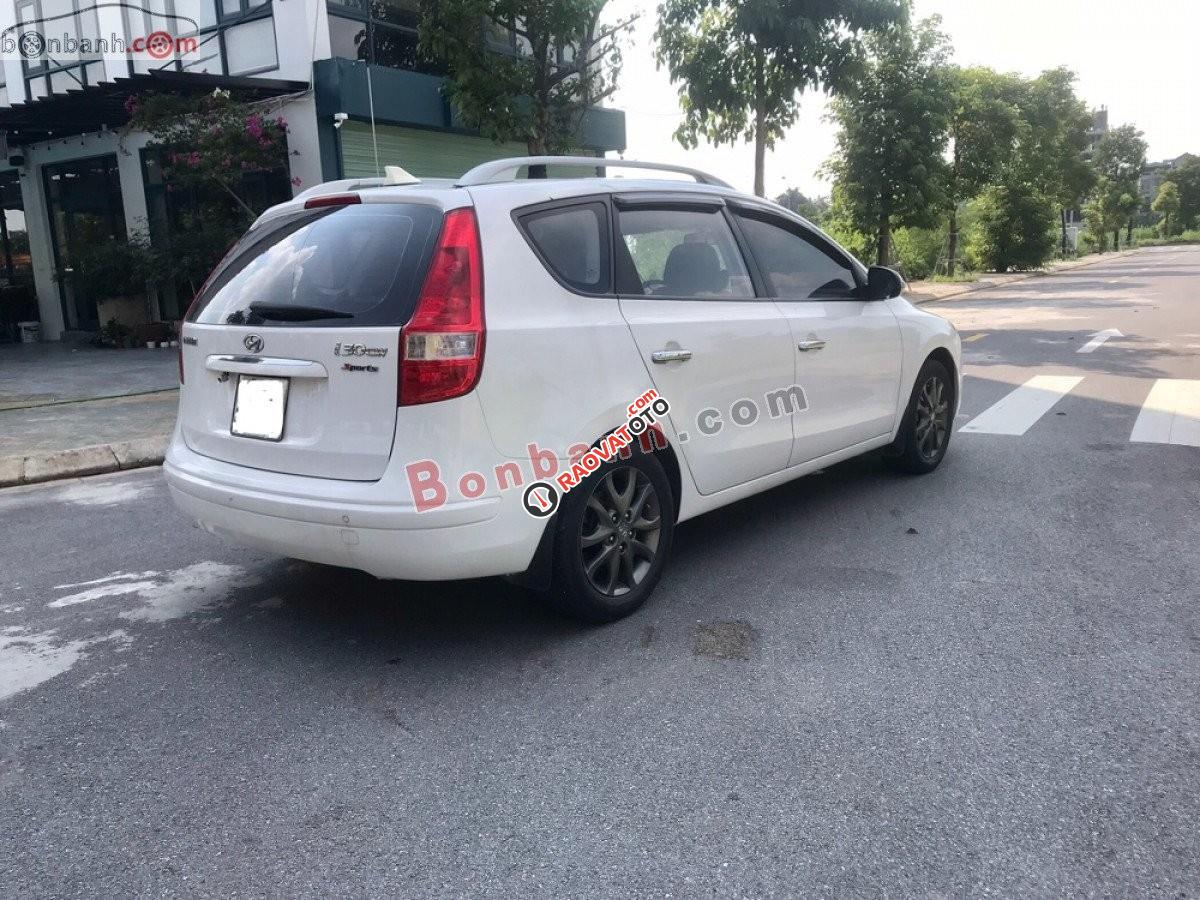 Cần bán lại xe Hyundai i30 CW 1.6 AT sản xuất 2011, màu trắng, nhập khẩu số tự động-2