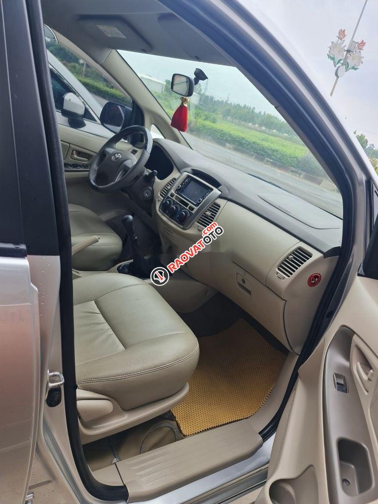 Bán Toyota Innova G 2016, màu bạc số sàn-4