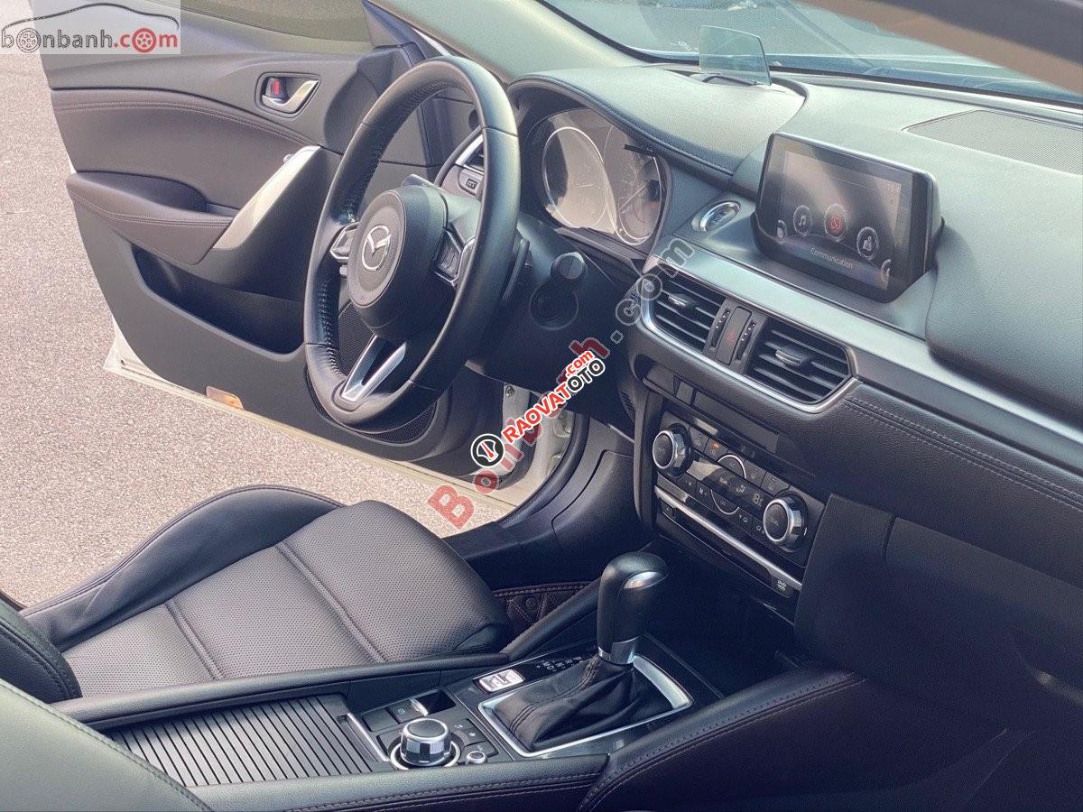 Cần bán lại xe Mazda 6 2.0L Premium đời 2017, màu trắng, 695tr-8