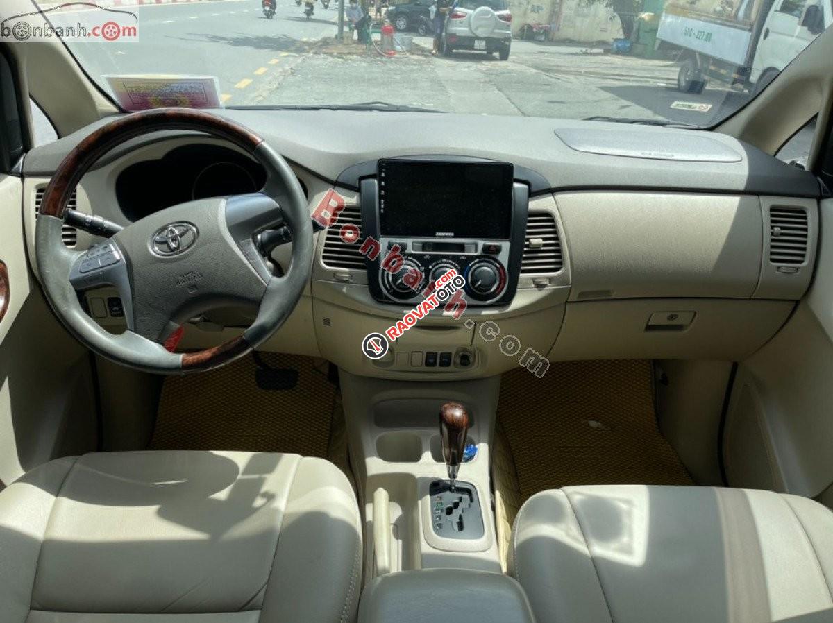 Bán ô tô Toyota Innova 2.0G năm sản xuất 2014, màu bạc, giá 520tr-2