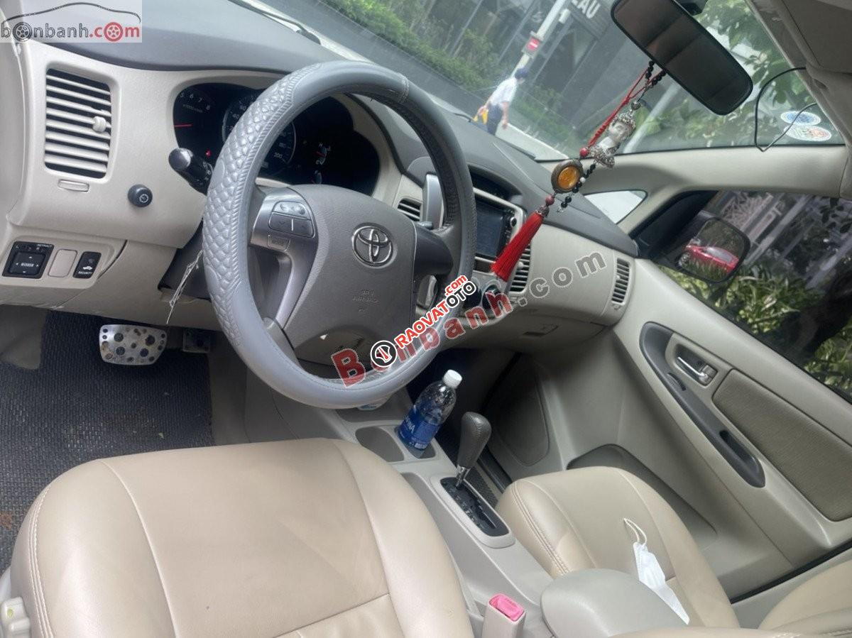 Bán xe Toyota Innova 2.0G 2014, màu bạc-5