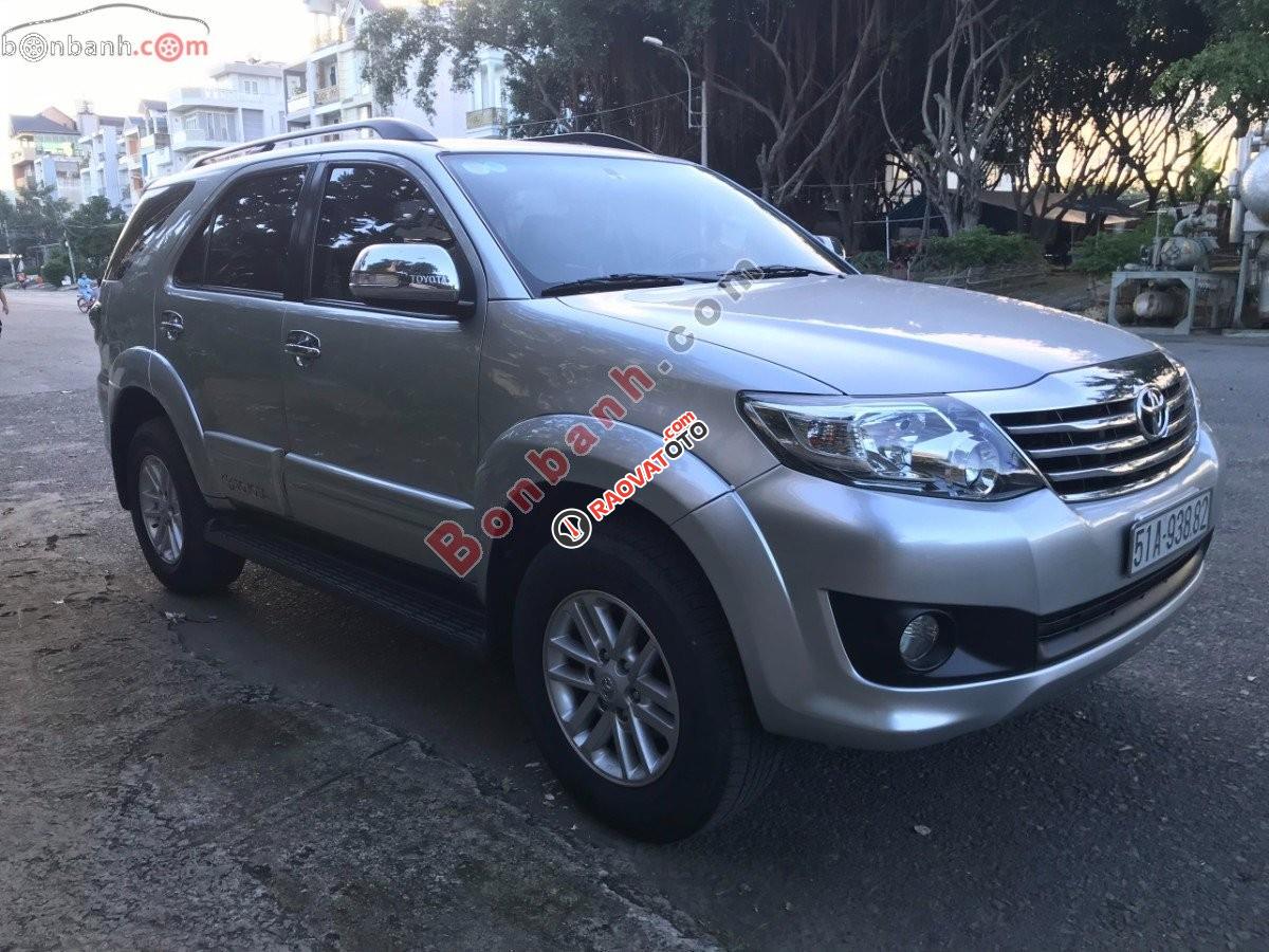 Bán Toyota Fortuner 2.7V 4x2 AT đời 2014, màu bạc  -0