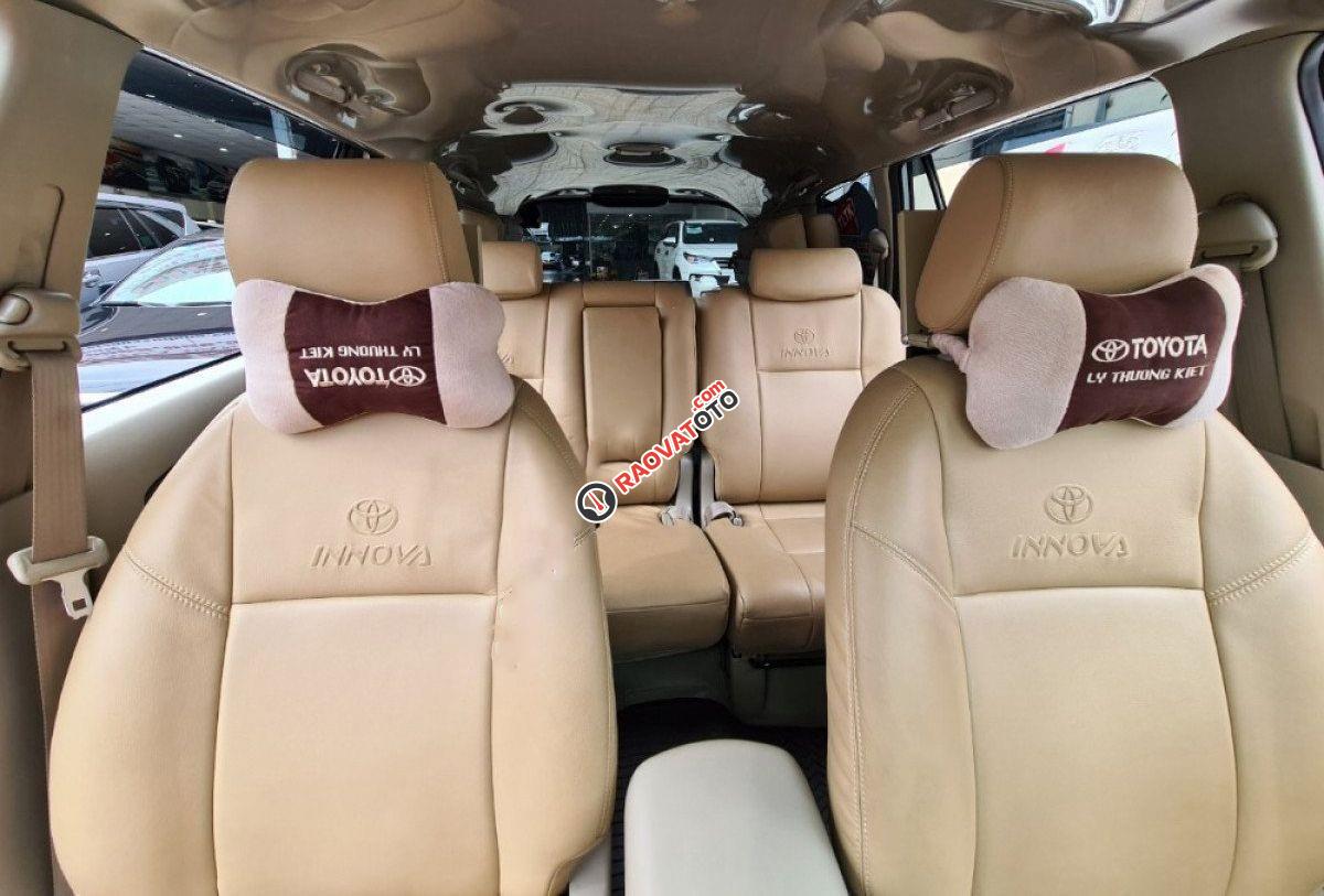 Bán Toyota Innova 2.0G năm 2014, màu bạc-3