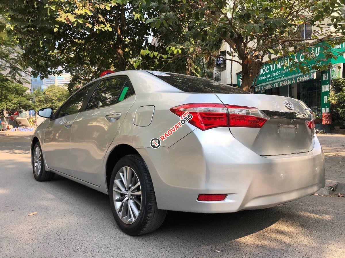 Cần bán gấp Toyota Corolla Altis 1.8 G 2017, màu bạc xe gia đình-3