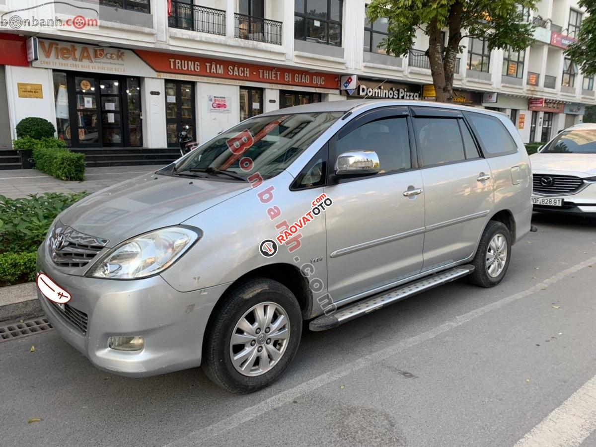 Cần bán gấp Toyota Innova V 2010, màu bạc chính chủ giá cạnh tranh-1