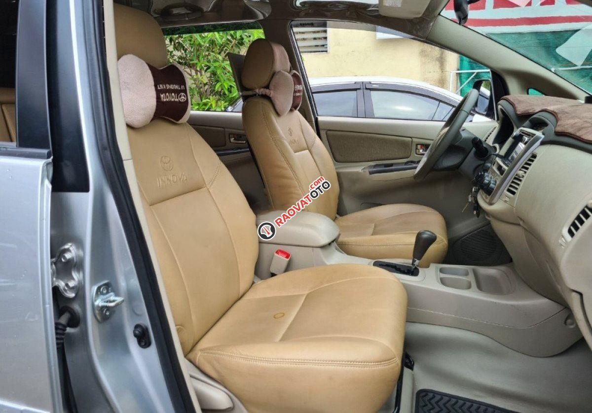 Bán Toyota Innova 2.0G năm 2014, màu bạc-1