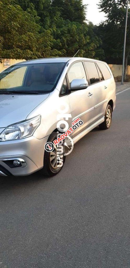 Cần bán gấp Toyota Innova E đời 2016, màu bạc chính chủ-5