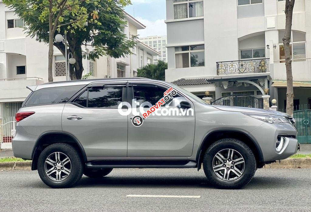 Cần bán xe Toyota Fortuner 2.7V năm 2017, màu xám, xe nhập-7