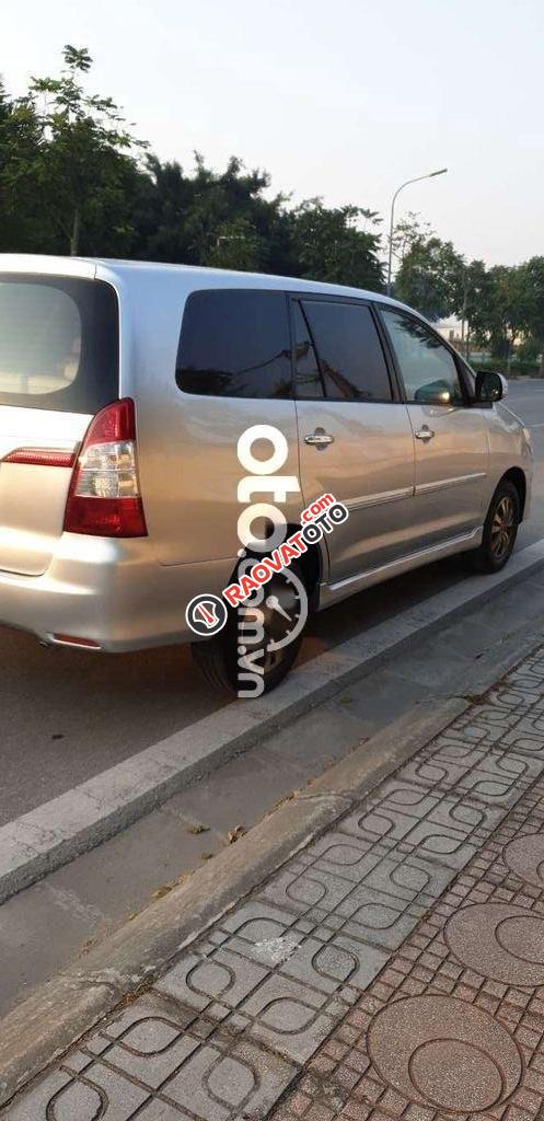 Cần bán gấp Toyota Innova E đời 2016, màu bạc chính chủ-4