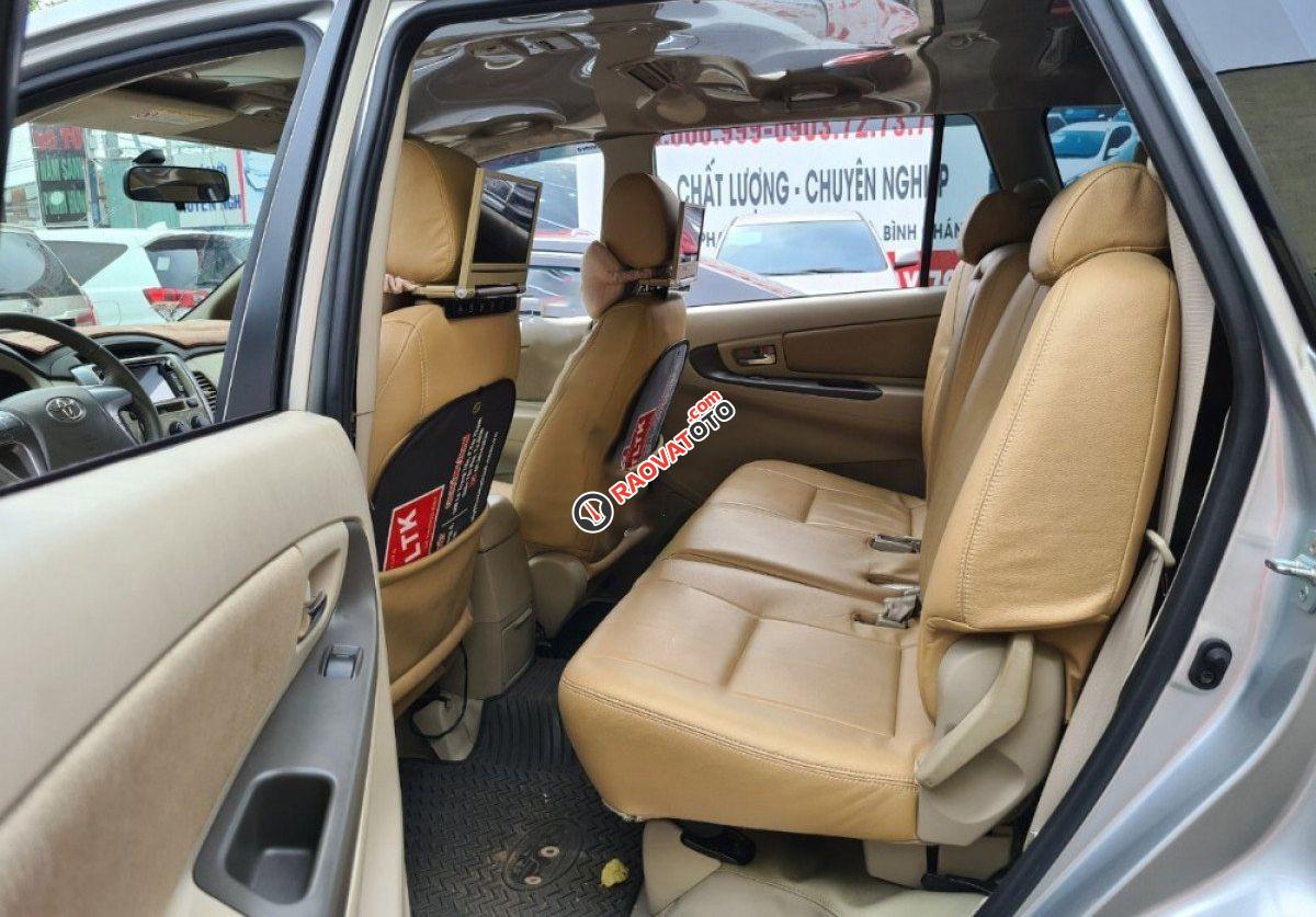 Bán Toyota Innova 2.0G năm 2014, màu bạc-7