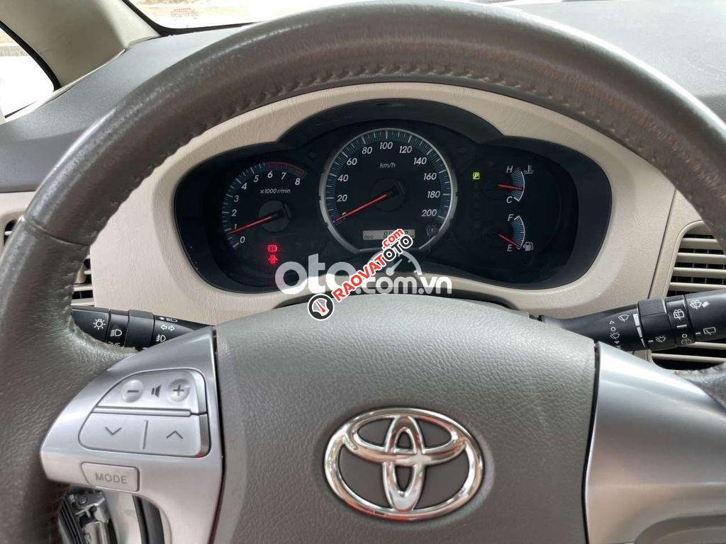 Cần bán xe Toyota Innova G sản xuất 2016, màu bạc xe gia đình-0