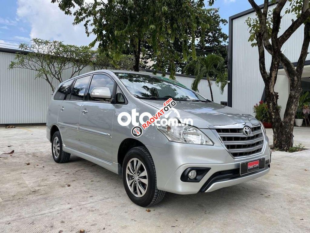 Cần bán xe Toyota Innova G sản xuất 2016, màu bạc xe gia đình-9