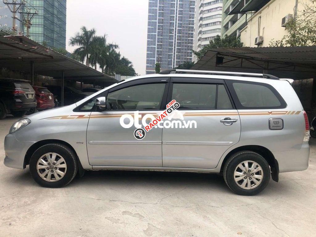 Bán Toyota Innova 2.0V 2011, màu bạc xe gia đình, 390 triệu-1
