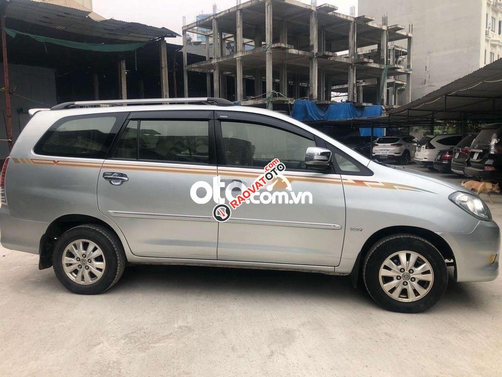 Bán Toyota Innova 2.0V 2011, màu bạc xe gia đình, 390 triệu-2