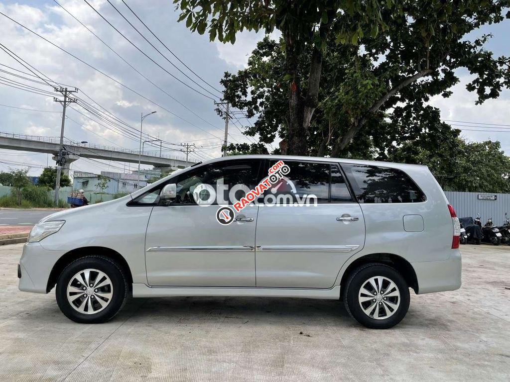 Cần bán xe Toyota Innova G sản xuất 2016, màu bạc xe gia đình-8