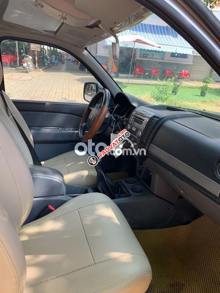 Bán xe Ford Everest MT đời 2013, màu xám còn mới-4