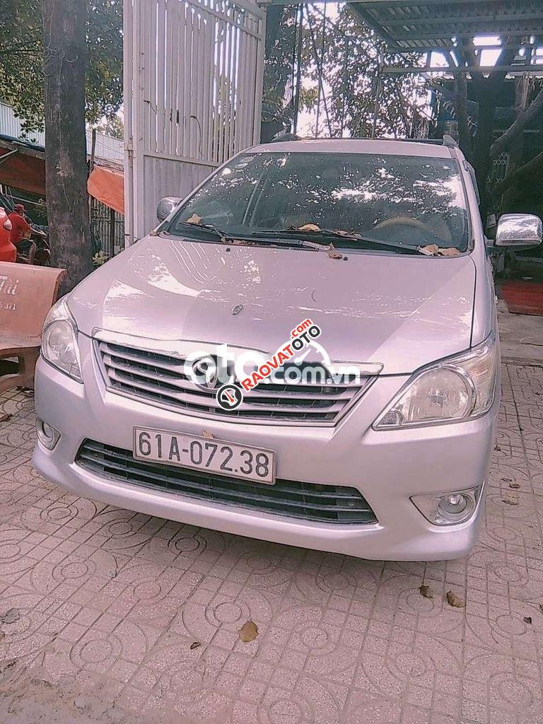 Bán xe Toyota Innova V năm sản xuất 2012, màu bạc chính chủ-0