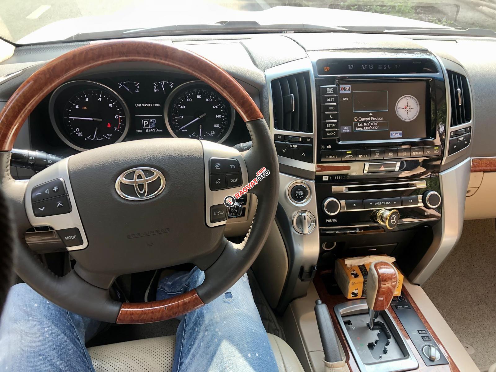 Bán Toyota Land Cruiser 5.7 V8 trắng nội thất kem nguyên bản, năm sản xuất 2012-10