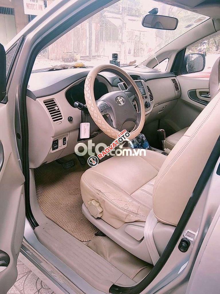 Bán xe Toyota Innova V năm sản xuất 2012, màu bạc chính chủ-2