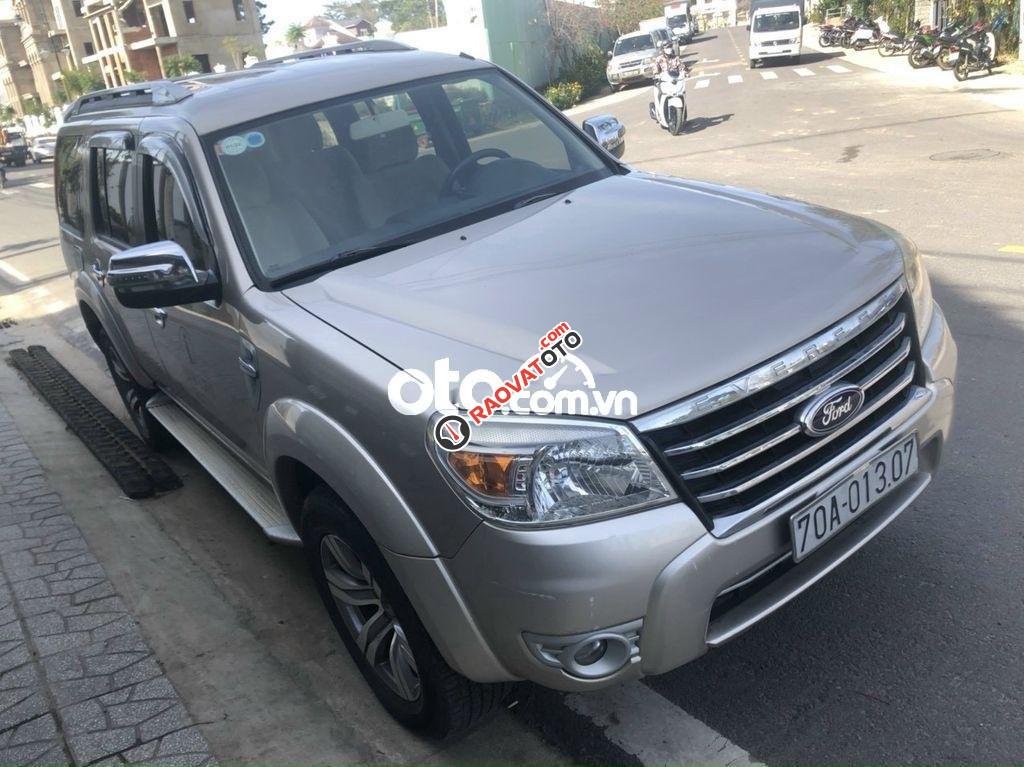 Cần bán Ford Everest 4X2 MT 2011, màu bạc giá cạnh tranh-3