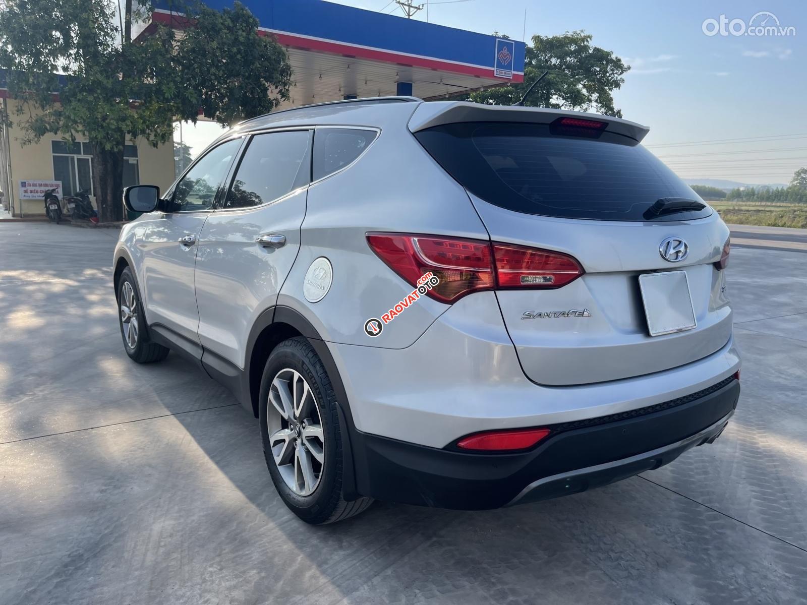 Cần bán xe Hyundai Santa Fe CRDI đăng ký lần đầu 2013 chính chủ giá chỉ 685tr-9