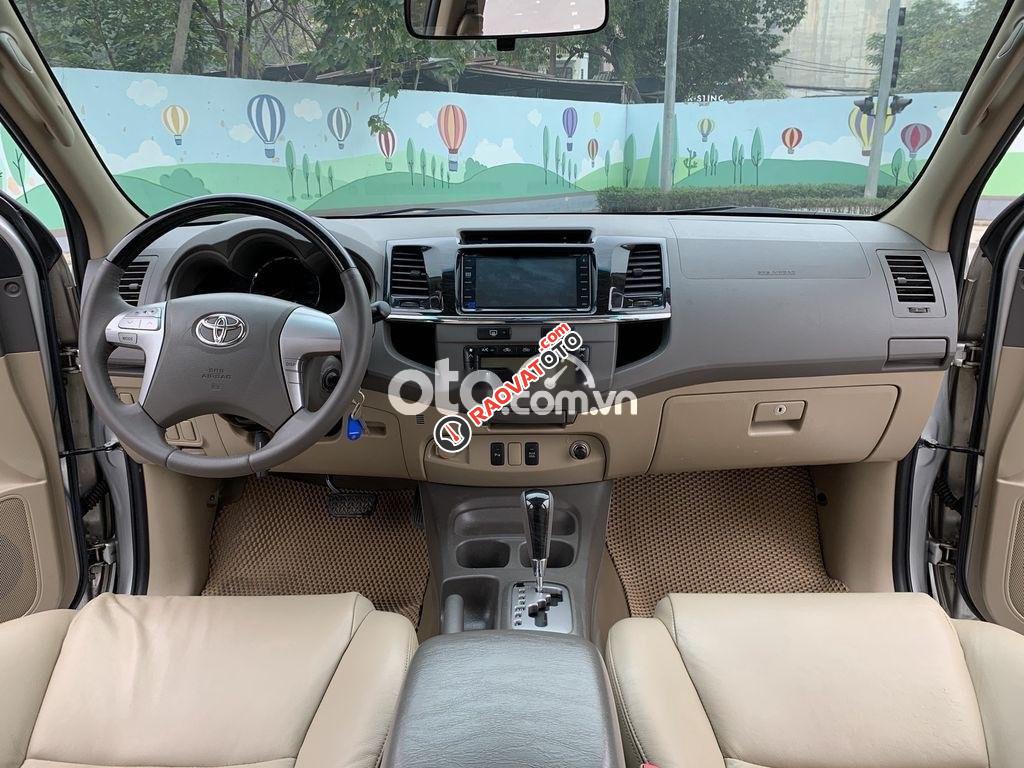 Cần bán lại xe Toyota Fortuner V 4X2 AT 2013, màu bạc-4