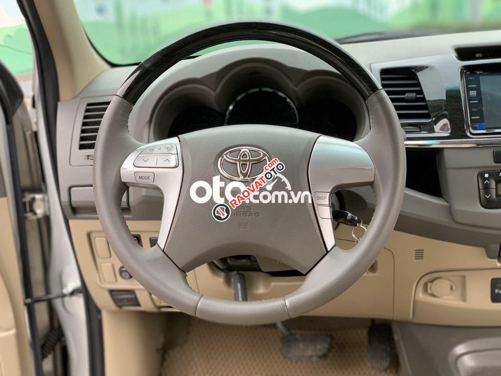 Cần bán lại xe Toyota Fortuner V 4X2 AT 2013, màu bạc-5