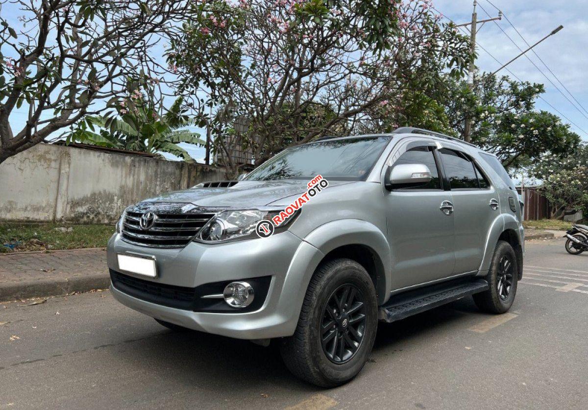 Bán Toyota Fortuner G đời 2016, màu bạc xe gia đình, 660tr-0