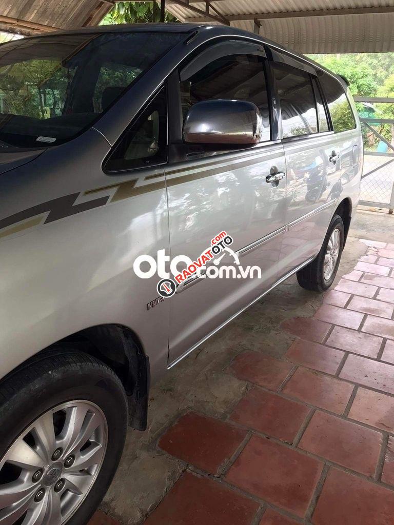 Cần bán lại xe Toyota Innova MT đời 2010, màu bạc giá cạnh tranh-2