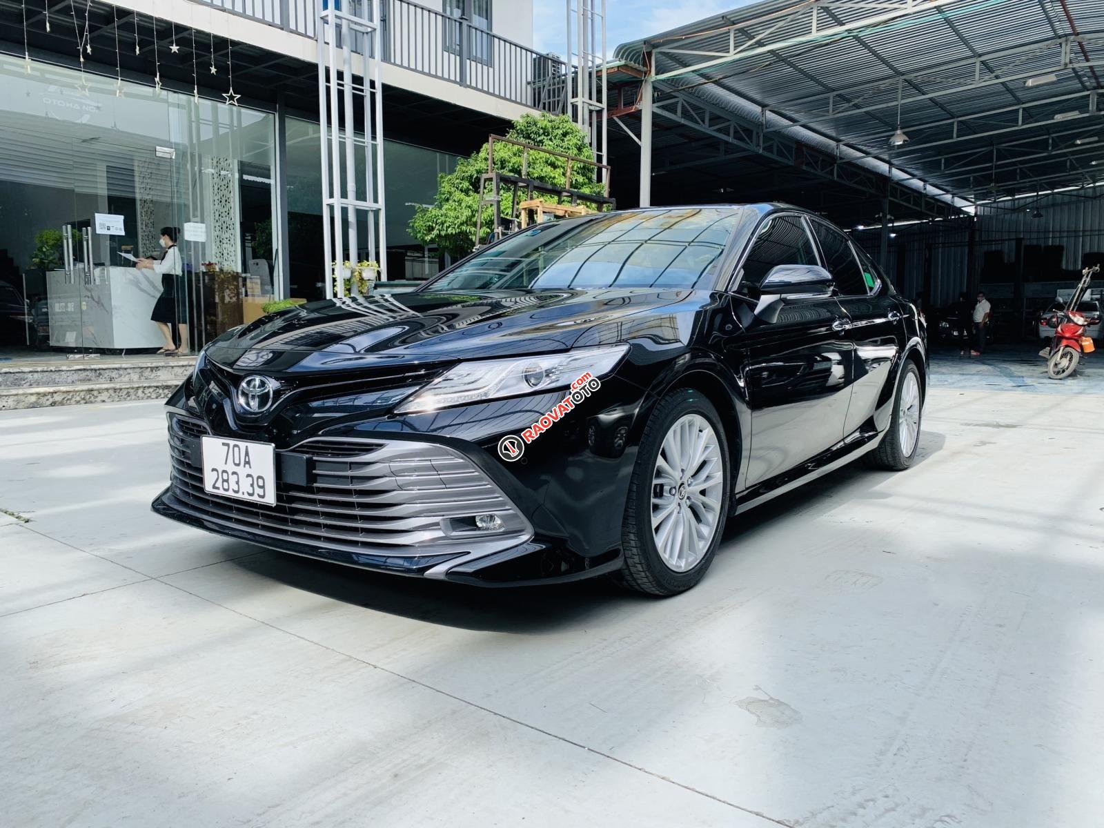 Bán xe Toyota Camry AT sản xuất năm 2020, xe màu đen, cực sang và mới, có trả góp-9