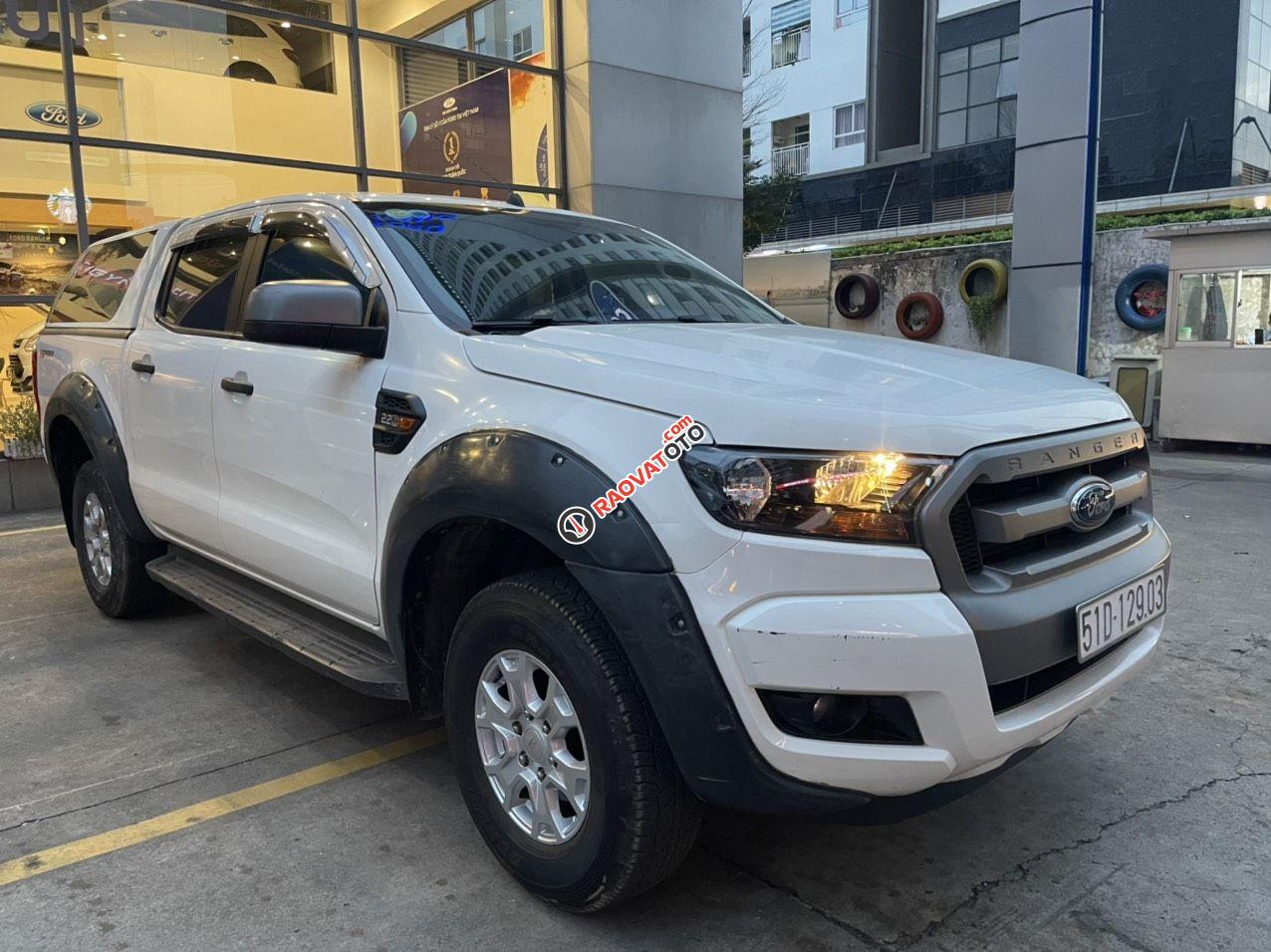 Ford Ranger XLS AT 2017 màu trắng, giá 569tr-8
