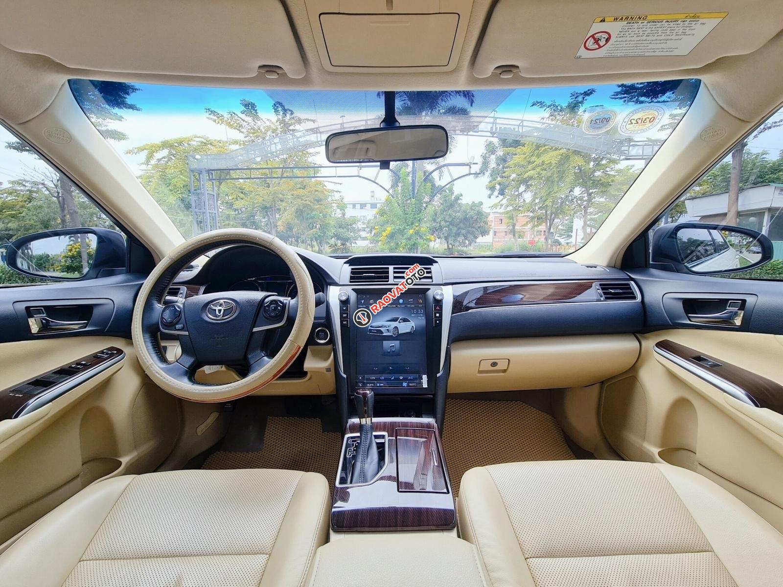 Cần bán Toyota Camry 2.0 sản xuất 2018, màu trắng-0