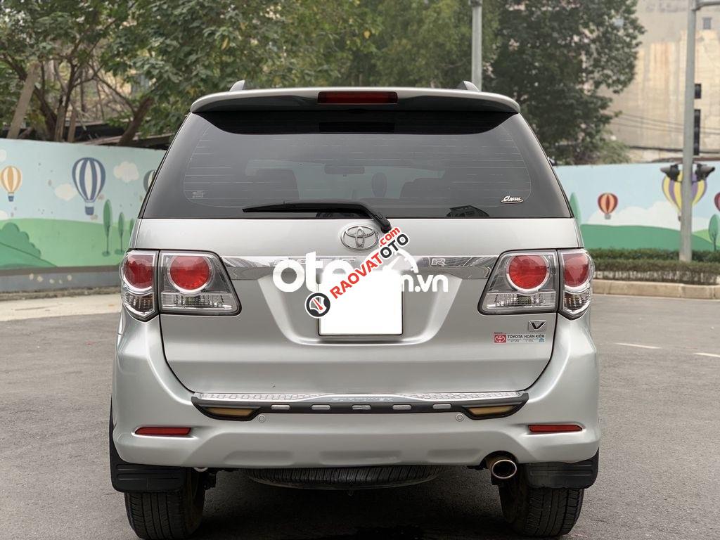 Cần bán lại xe Toyota Fortuner V 4X2 AT 2013, màu bạc-2