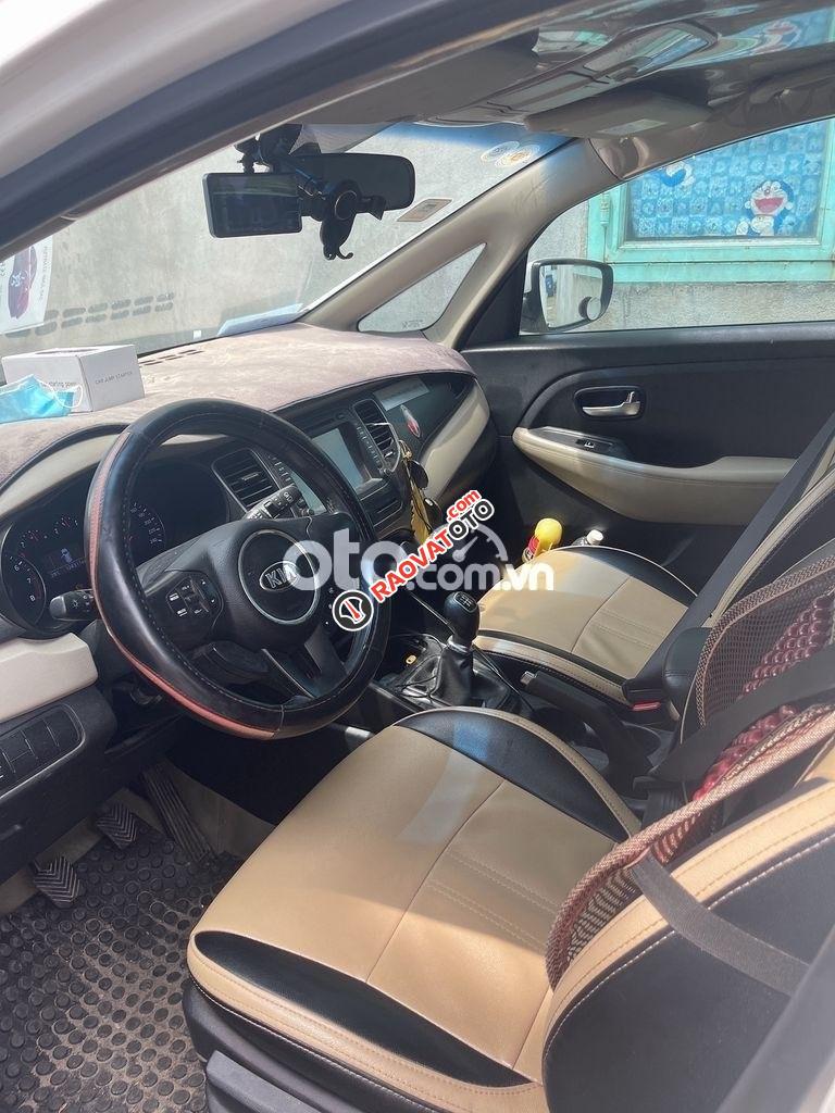 Cần bán lại xe Kia Rondo MT đời 2017, màu trắng chính chủ-0