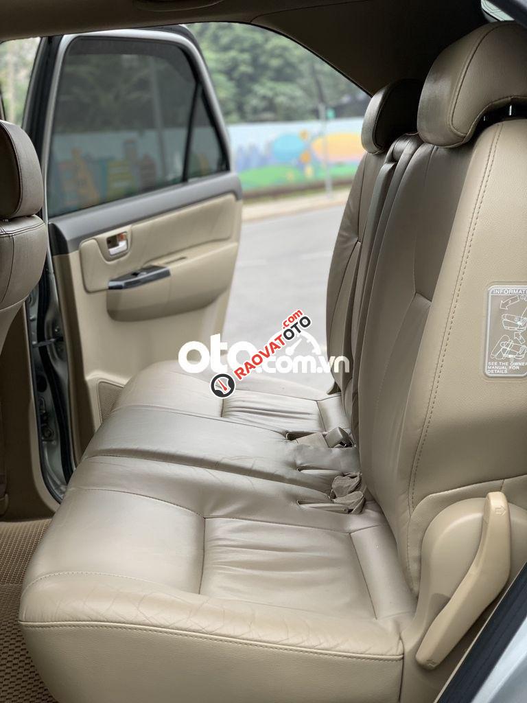 Cần bán lại xe Toyota Fortuner V 4X2 AT 2013, màu bạc-7