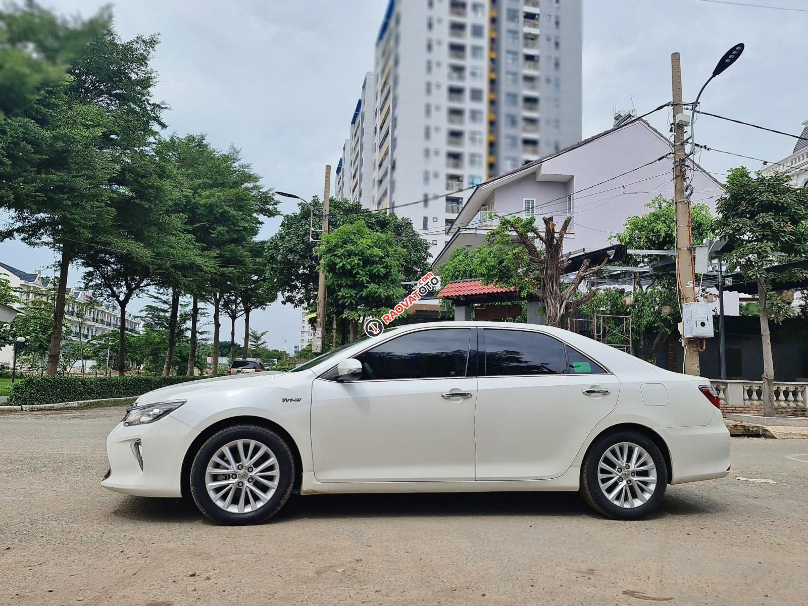 Cần bán Toyota Camry 2.0 sản xuất 2018, màu trắng-8
