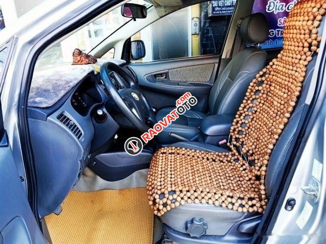 Cần bán Toyota Innova E đời 2012, màu bạc, giá chỉ 380 triệu-5